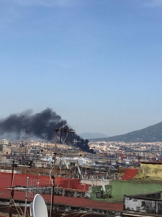 Incendio A Napoli, Visibile Fumo Nero - Notizie - Ansa.it