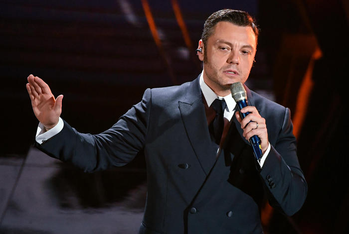 The difficult moment of Tiziano Ferro: the singer announces his divorce  from Victor Allen and the nightmare of taking his children to Italy - The  Limited Times