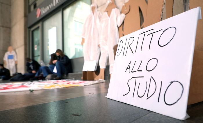 Scuola: protesta studenti e insegnanti in piazza Affari ...