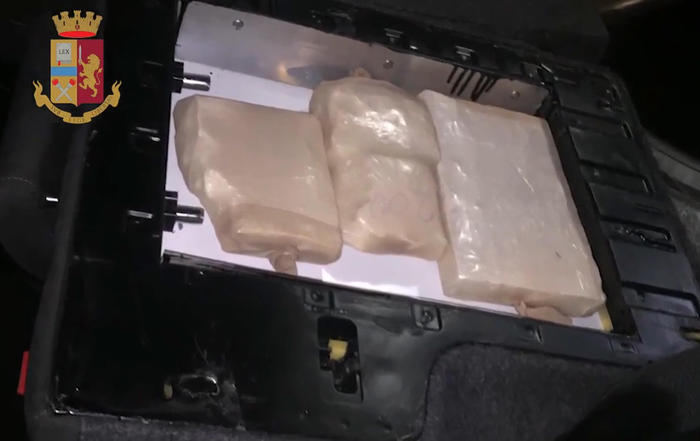 Quasi 6 quintali di hashish in un box, 2 arrestati nel Milanese