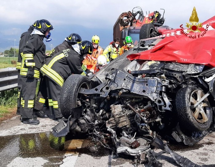 Incidenti Stradali: Auto Contro Camion, Un Morto Ad Aviano - Notizie ...