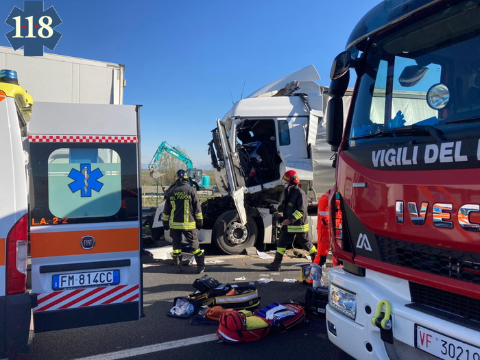 Incidenti Stradali: Scontro Tra 2 Camion In A4, Un Morto - Notizie ...