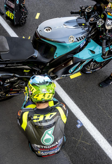 Rossi omaggia Elio e le Storie Tese con il casco del Mugello