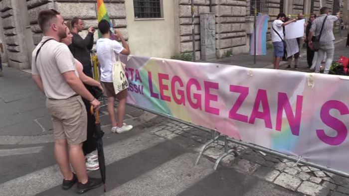 Ddl Zan, La Comunita' Lgbt Inscena In Piazza Le Nozze Gay Di Renzi E ...