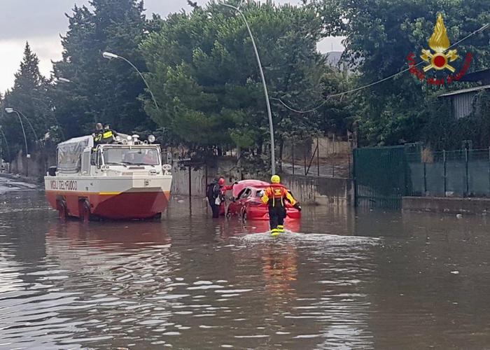 Maltempo Violento Nubifragio A Palermo Strade Allagate Sicilia Ansa It