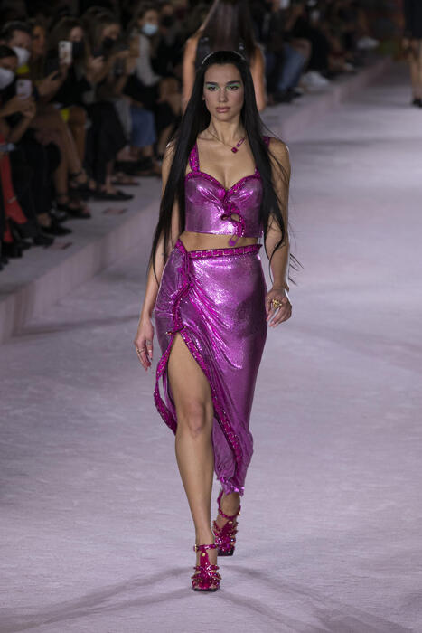 Milano Fashion Week, lo show di Versace è una parata di stelle: sfilano Dua  Lipa e Naomi Campbell
