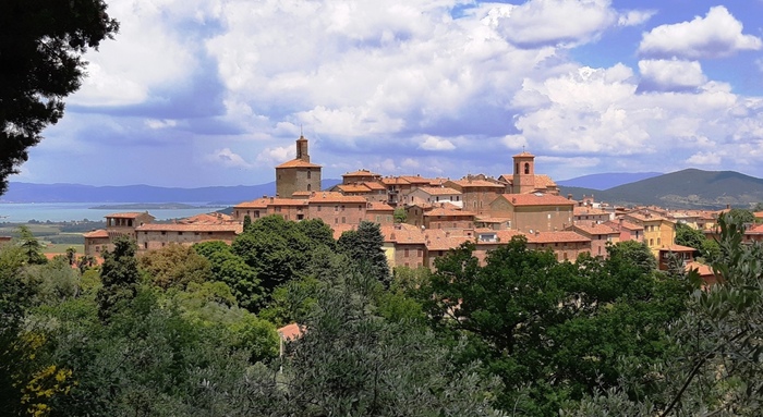 Tra i monti e le colline - Raffaello Scuola