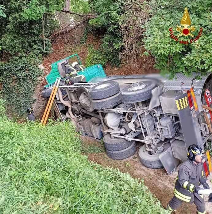 Incidenti Stradali: Camion Si Ribalta, Muore Conducente - Notizie - Ansa.it