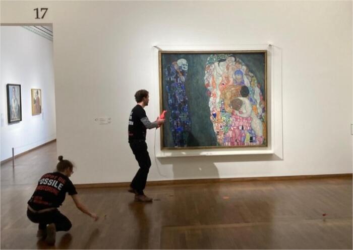 Gli ecologisti lanciano liquido nero su Klimt a Vienna - Notizie 