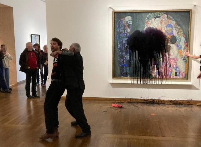 Gli ecologisti lanciano liquido nero su Klimt a Vienna - Notizie 