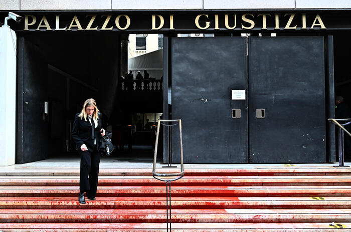 Scritte Anarchiche E Vernice Rossa Su Palazzo Giustizia Genova ...