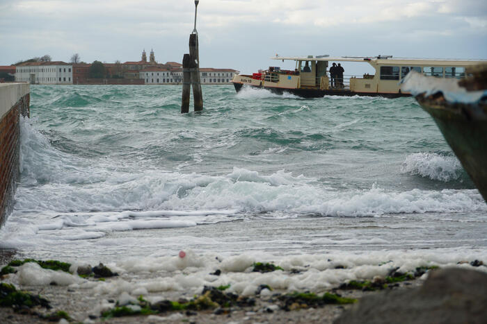 Piccola Mareggiata A Venezia, Onde E Vento Forte In Laguna