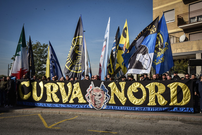 FOTO - Milan-Inter, la Curva Nord ricorda l'ultrà morto negli scontri  pre-Napoli: Gli amici rimangono per sempre