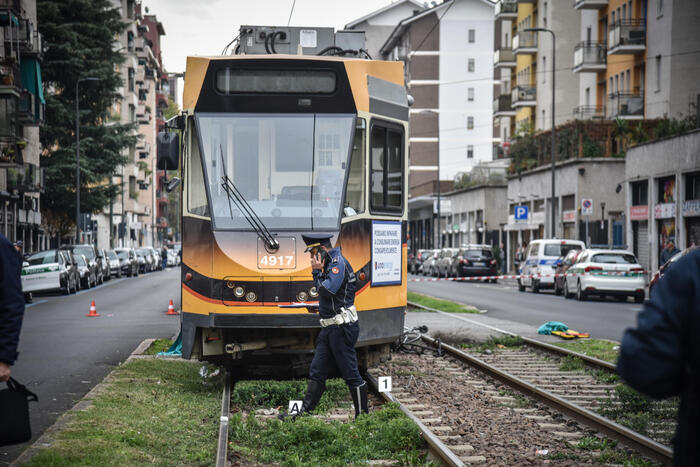 Muore a 14 anni investito da un tram a Milano, stava andando a scuola in  bicicletta