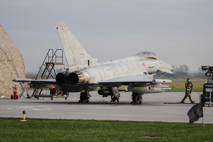 Paura nei cieli di Milano: intervengono due caccia Eurofighter