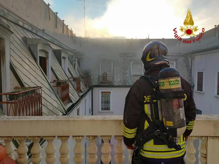 Incendio In Un Appartamento Nel Pieno Centro Di Milano - Notizie - Ansa.it