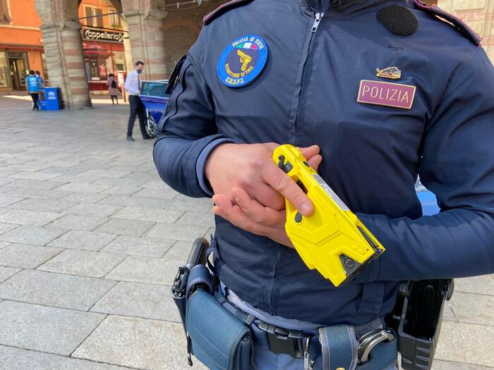 Dal 30 maggio taser in dotazione agli agenti della Polizia di