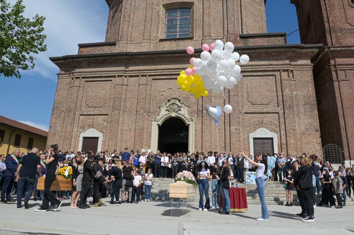 Madre E Figlia Uccise In Centinaia Ai Funerali A Samarate Notizie