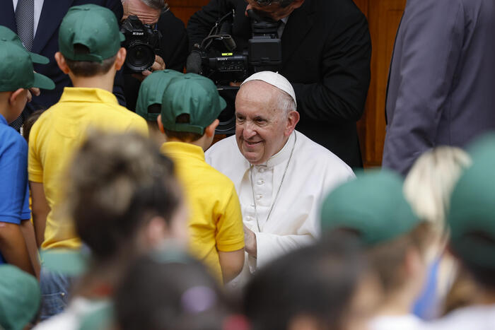 Il Papa invia doni a bambini del progetto 'l'arte che accarezza' - Chiesa  in Italia 