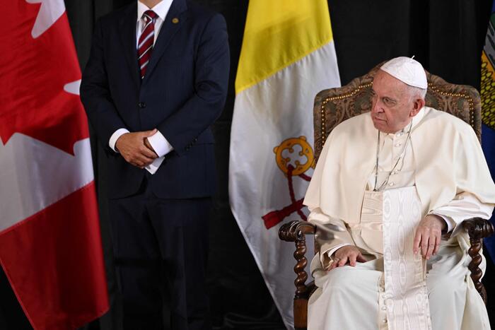 Papa Francesco indossa il copricapo indiano in Canada e chiede perdono per  i crimini commessi dai cristiani - Video - Il Fatto Quotidiano