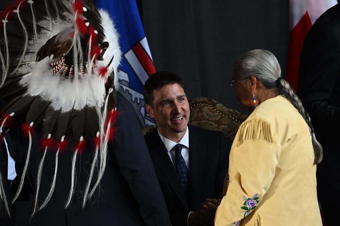 Il Papa in Canada e quella foto con il copricapo indiano che parla a  ciascuno di noi - Articolo21