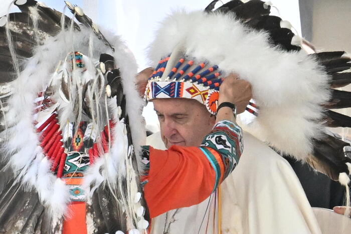 Papa Francesco in Canada indossa il copricapo indiano e chiede perdono ai  nativi - Corriere Tv