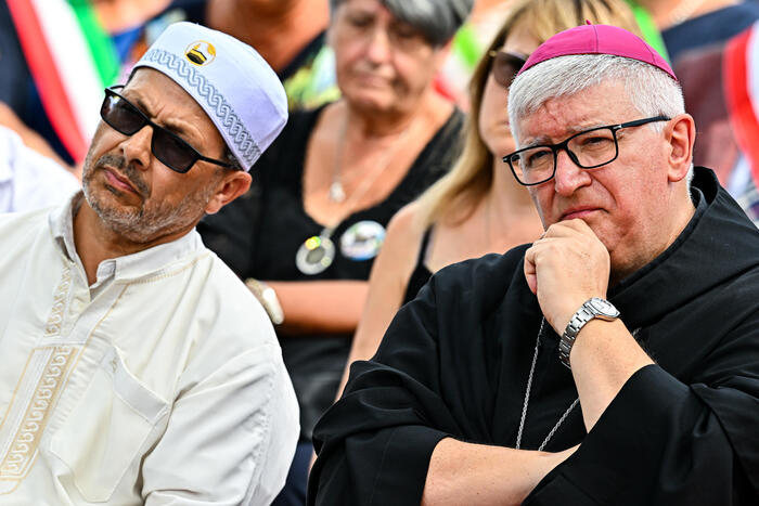 Arcivescovo Genova, religione a scuola sconfigge la solitudine – Notizie