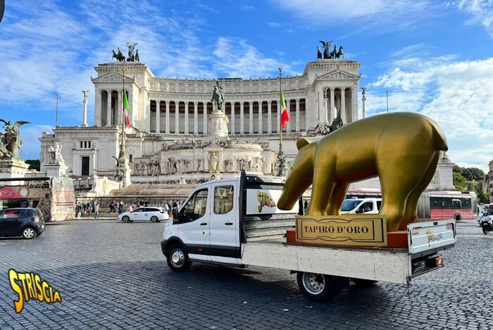 Torna Striscia la notizia, tapiro gigante al Pd - Tv 