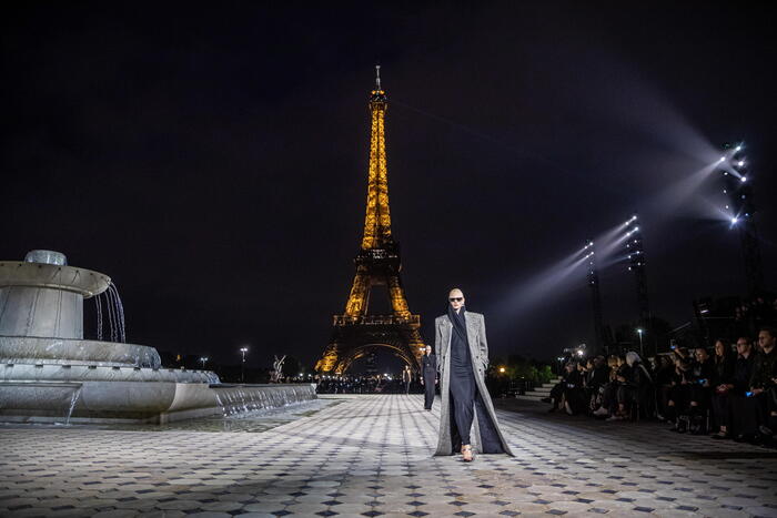 Parigi: festa per l'ultracentenaria Torre Eiffel