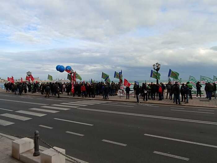 Puglia Oltre Cento Lavoratori Arif In Protesta A Bari Notizie Ansa It