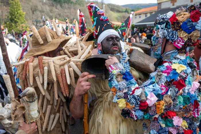 Due bambini vestiti per carnevale Vijanera, il primo dell anno che si terrà  in Spagna Foto stock - Alamy