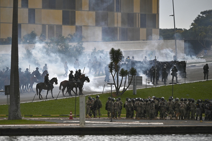 Brasile: Media,polizia Federale Arresta 1.200 Bolsonaristi - America ...