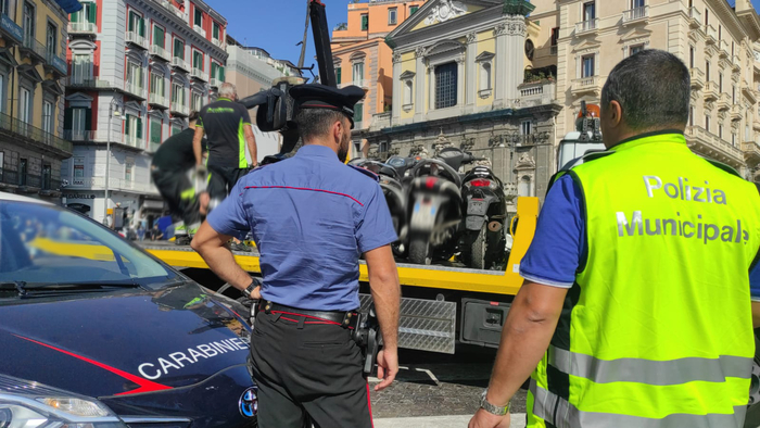 Napoli: catene, paletti e transenne del Comune per farsi il parcheggio  privato