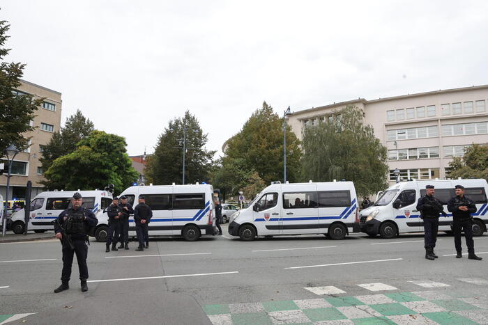 Bomb Alert at Gambetta School in Arras: Evacuation and Bomb Squad in Action