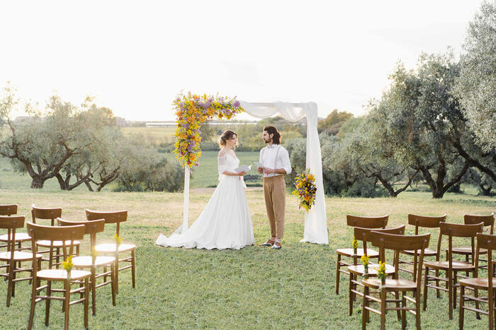 Piume, trasparenze e un tocco di rosa, le novità wedding 2024 - Moda 