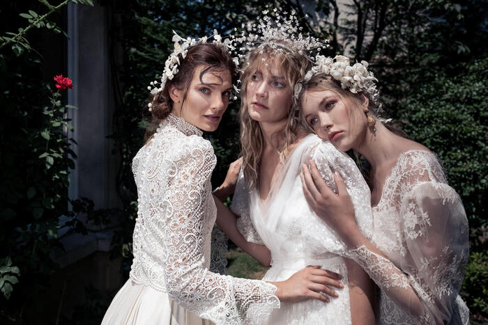 Piume, trasparenze e un tocco di rosa, le novità wedding 2024 - Moda 