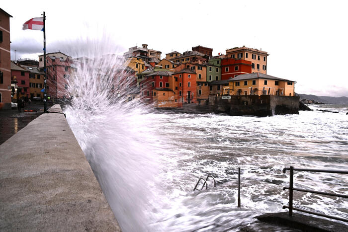 Maltempo: Mareggiata Fa Crollare Un Ristorante In Liguria - Notizie ...