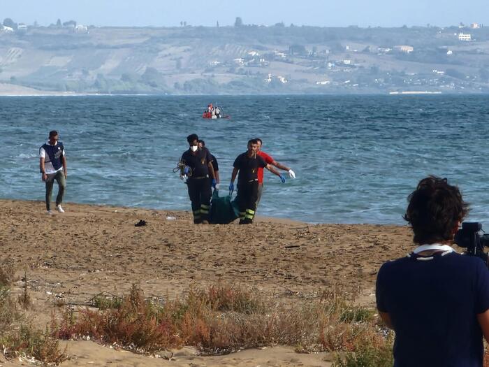 Migranti: sbarco nell'agrigentino, recuperato un cadavere