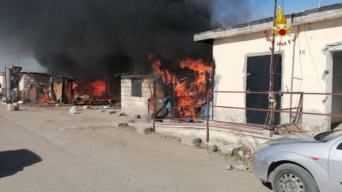 Incendio a Borgo Mezzanone, distrutte alcune baracche – Notizie