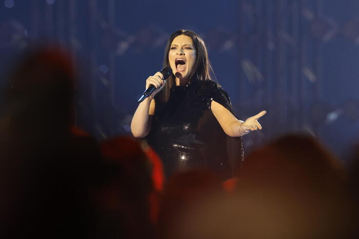 Laura Pausini condivide il palco con artisti emergenti