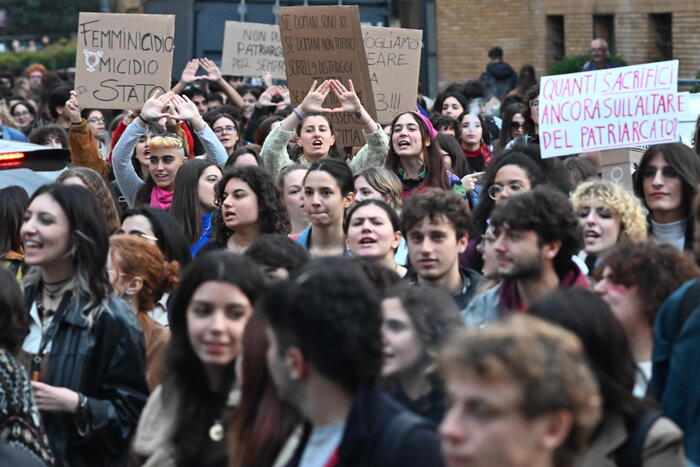 Nelle scuole minuto di silenzio per Giulia, gli studenti: no, facciamo  rumore | ANSA.it