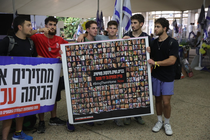 A Tel Aviv un cartellone con le foto degli ostaggi in mano ad Hamas RIPRODUZIONE RISERVATA