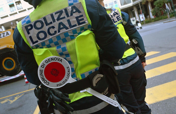 Aggrediscono agenti polizia locale a Genova, arrestati 2 minori - Notizie 