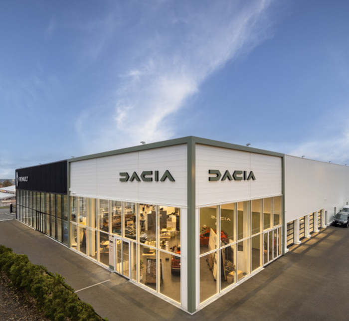 Dacia 1000 Showrooms With The New Image Mondo Motori The Limited Times