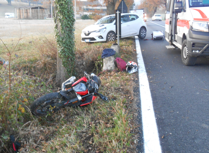 Moto finisce fuori strada in un fosso, ragazzi feriti - Notizie