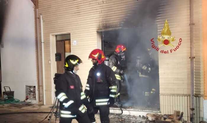 Via Adolfo Tommasi, incendio in camera da letto: le fiamme generate da un  corto circuito dello scaldino elettrico