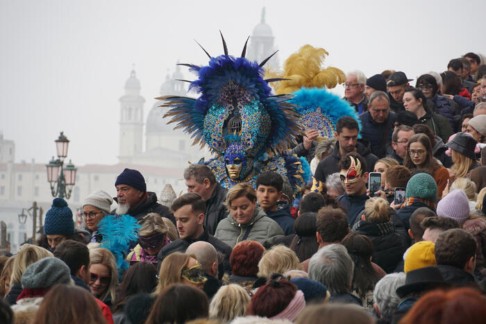 18 febbraio 2023, Venezia, Italia: Partecipanti in costume al Carnevale  delle maschere di Venezia lungo i canali. A Venezia il Carnevale inizia in  barca, mentre migliaia di persone si riuniscono, costeggiano le