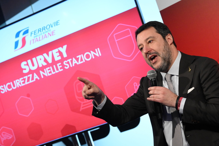 Caos treni. Le opposizioni contro Salvini: "Pensa solo al Viminale"