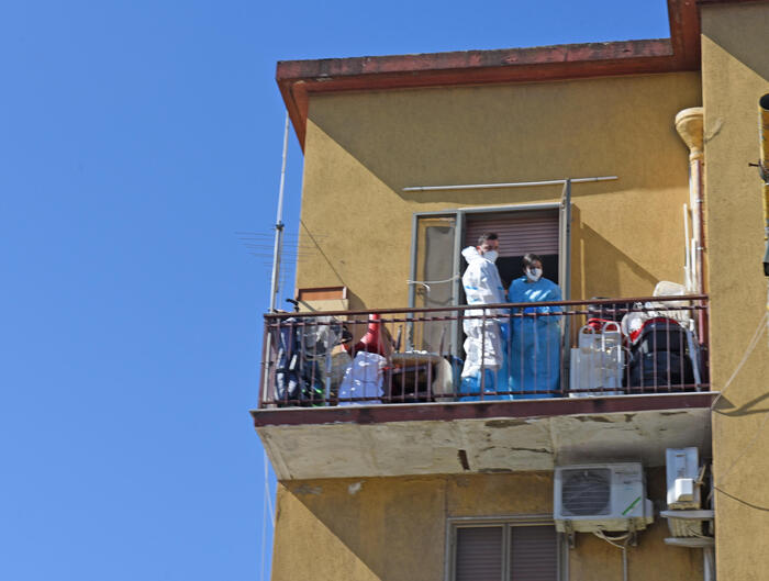 Accumulatore seriale trovato morto in casa sotto cataste oggetti - Cronaca  - ANSA