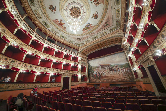 Piove nel teatro di Agrigento che ospiterà Mattarella